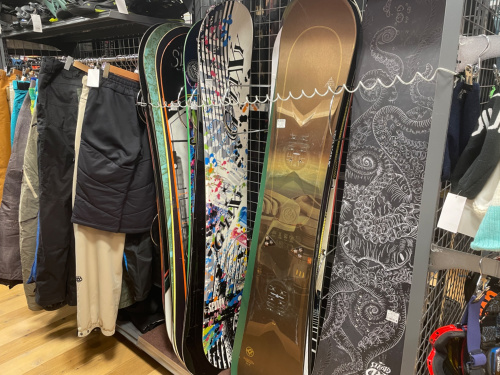 スノーボード用品買うなら三芳店へ！スノーボードアイテム特集