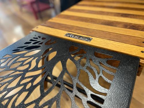 BLACK DESIGN(ブラックデザイン)のハレテーブルがアイアンプレート付き