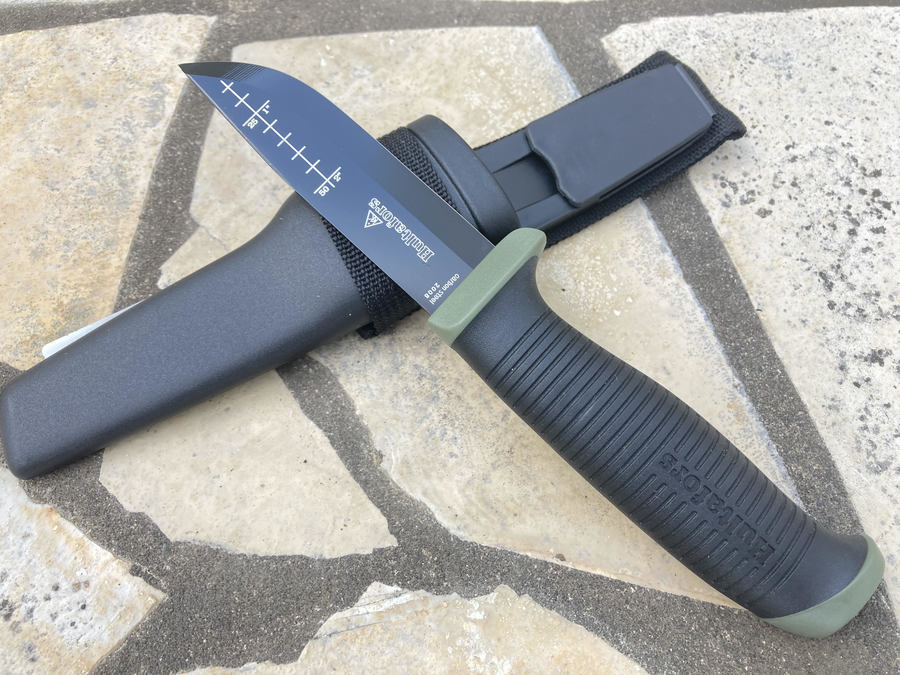 キャンプ用品のナイフ