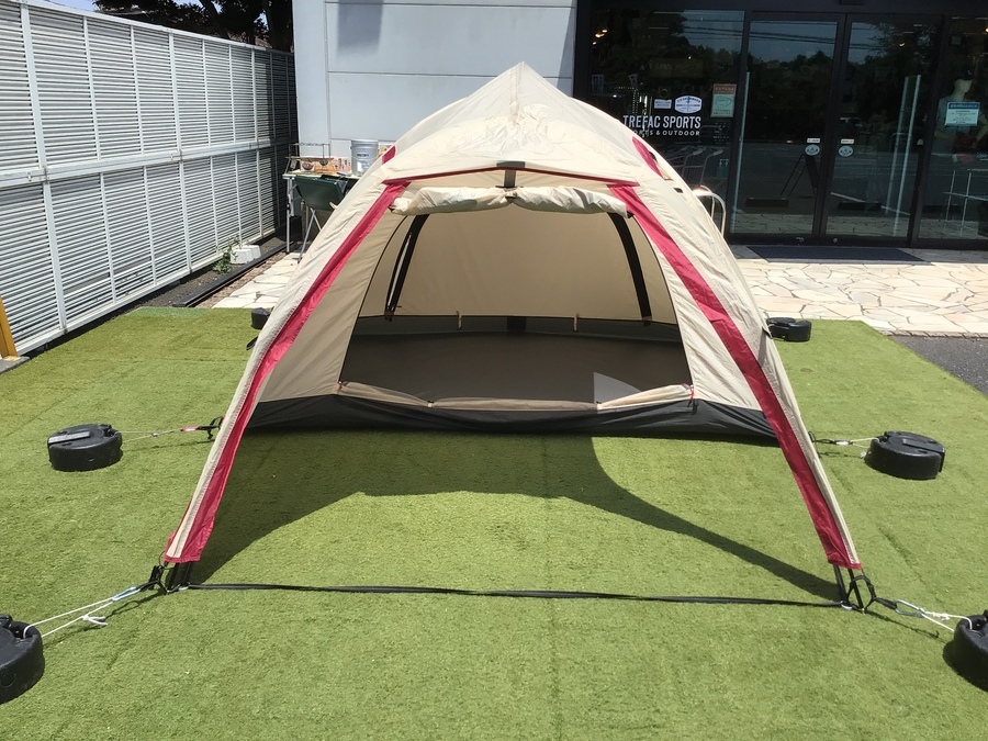 キャンプ用品のドームテント