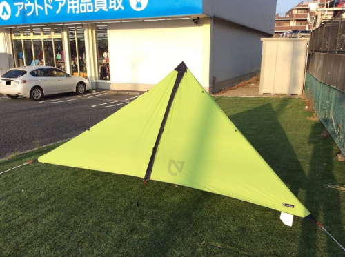 ワンポールテントにもなるタープ【NEMO Transform Tarp】 - YouTube