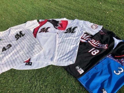 千葉ロッテマリーンズ西岡剛7 ユニフォームMサイズ新品ホーム、ビジター二枚セット オンラインストア限定】4/11(金)西岡剛氏、今江敏晃氏ユニホーム