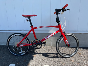 赤く輝くジャイアントのミニベロ自転車「IDIOM2」