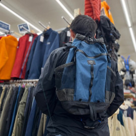 「アウトドア用品のトレキングウェア 」