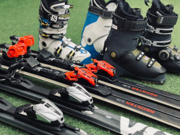 「スポーツ用品のウィンタースポーツ 」