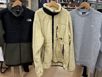 「スポーツウェアのアウトドアウェア 」