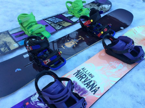 シーズンスポーツのスキー用品