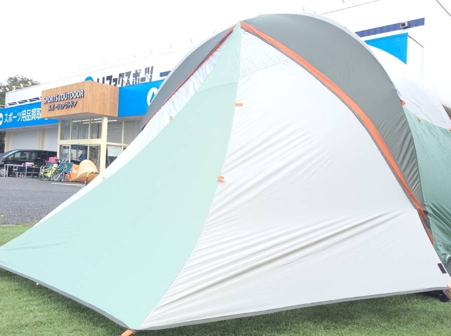 キャンプ用品のドームテント