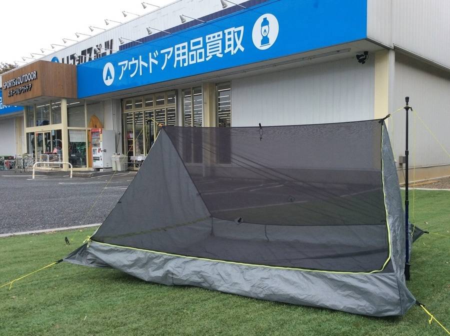 キャンプ用品のテント　タープ