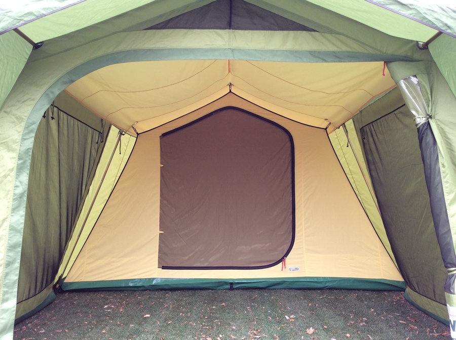キャンプ用品のロッジテント