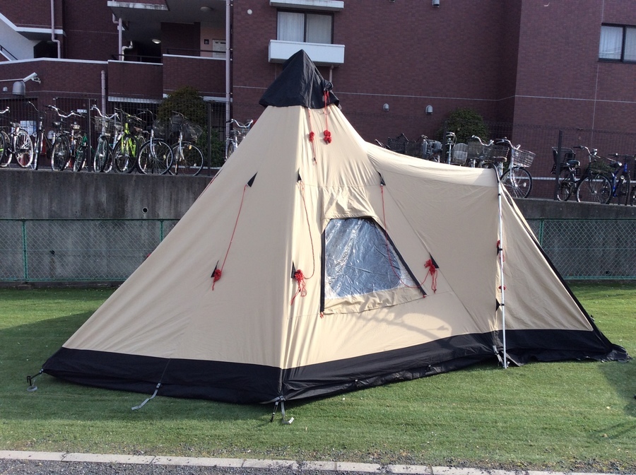 キャンプ用品のモノポールテント