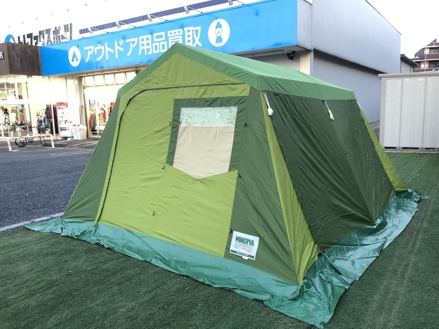 キャンプ用品のロッジテント
