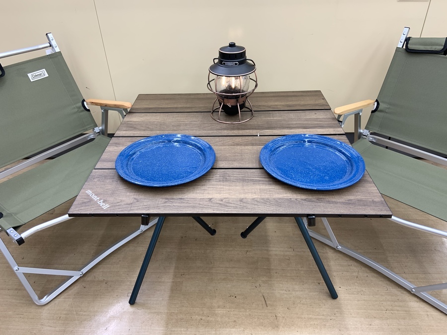 キャンプ用品のアウトドアテーブル