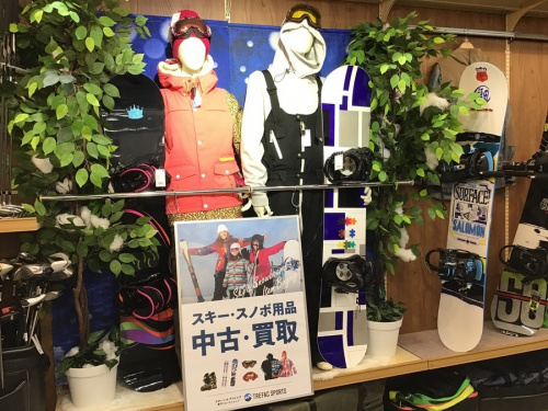 酒々井、幕張アウトレットスポーツウェアと帽子、靴です。160サイズ。 スポーツアウトドア幕張店】スキー・スノーボード売り場拡大