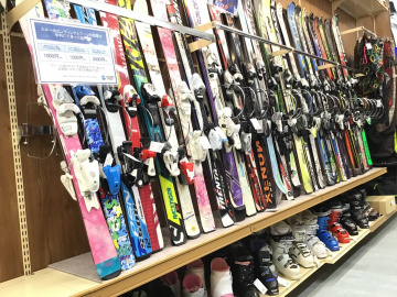 「スポーツ用品のスキー 」