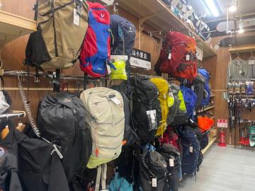「登山のトレッキング 」