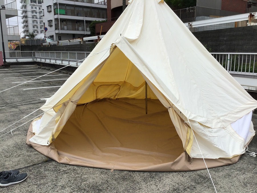 キャンプ用品のモノポールテント