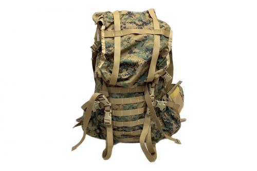 大容量の軍放出バックパック、ミリタリーキャンプにいかがですか