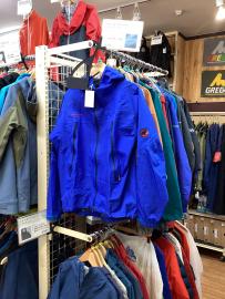 「アウトドア用品のレインウェア 」