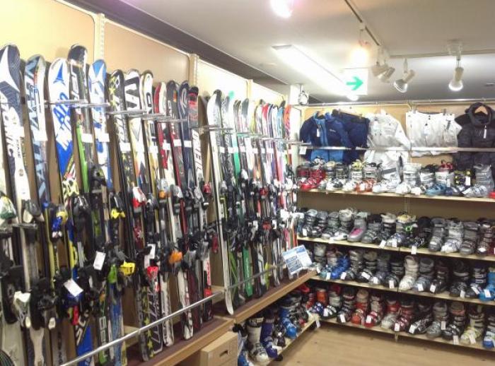 スキー・スノーボード用品は1年中買取しています！
