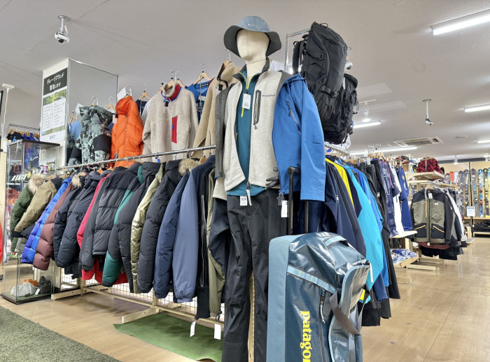 豊富なアウトドアブランドウェアコーナー!
