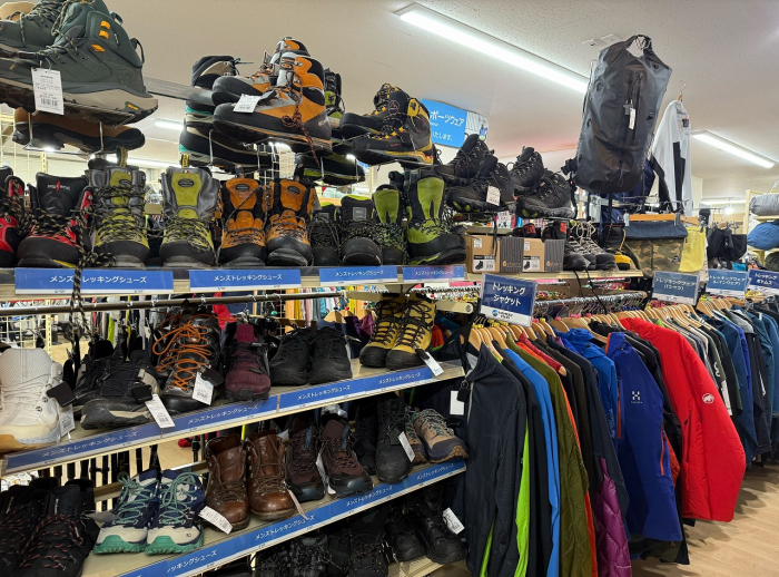 登山・トレッキング用品は圧巻の品揃え!