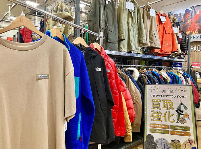 アウトドアブランドのウェア・バッグ・帽子など、タウンユースのアイテムも強化中!