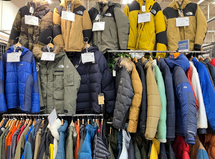 アウトドアブランドのウェア・バッグ・帽子など、タウンユースのアイテムも強化中!