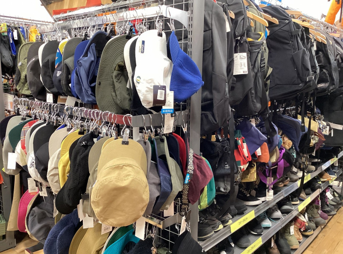アウトドアブランドのウェア・バッグ・帽子など、タウンユースのアイテムも強化中!