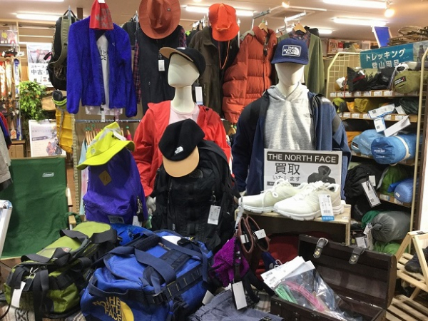 山でもタウンでも大活躍な高機能アウトドアウェアの買取・販売は当店まで!